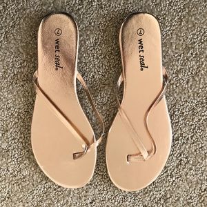 2 PACK 1 set white 1 set rose gold flip flops sz 7